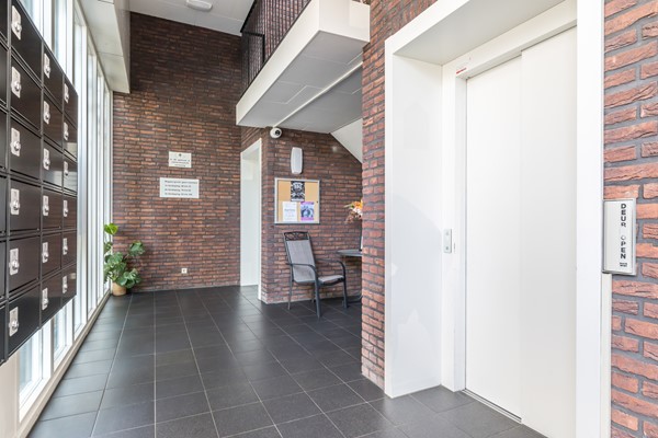 Foto - Te koop: In een fraai, modern wooncomplex "Heiderveste", midden in het hart van Heerlerheide, op loopafstand van een winkelcentrum; ligt dit ruime, luxe appartement op de 1e verdieping (2e woonlaag).